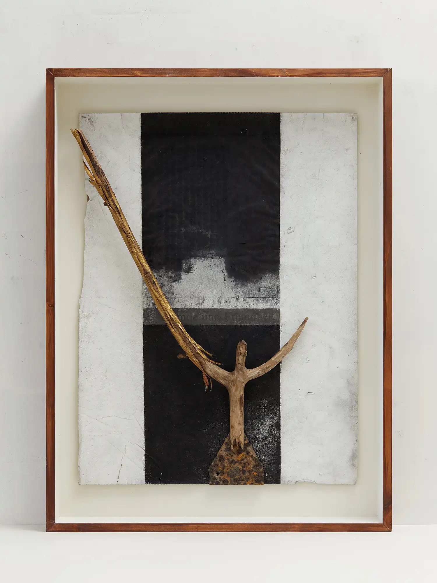 Kasten mit schwarzer Pastellzeichnung und einem Fundstück aus Holz in Form eines Oberkörpers mit einem lang ausgestreckten Arm
