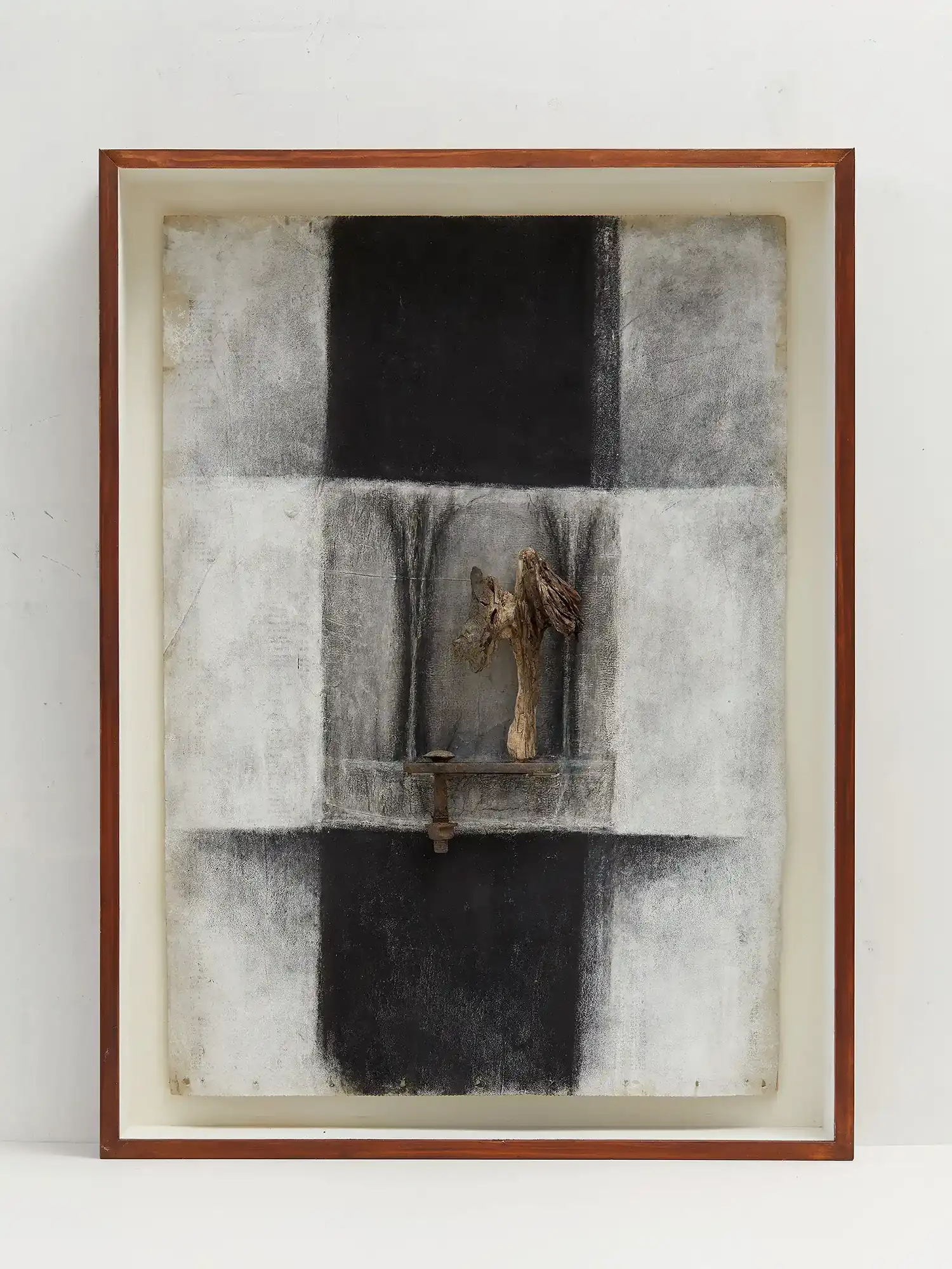 Kasten mit Pastellzeichnung und hölzernem Fundstück