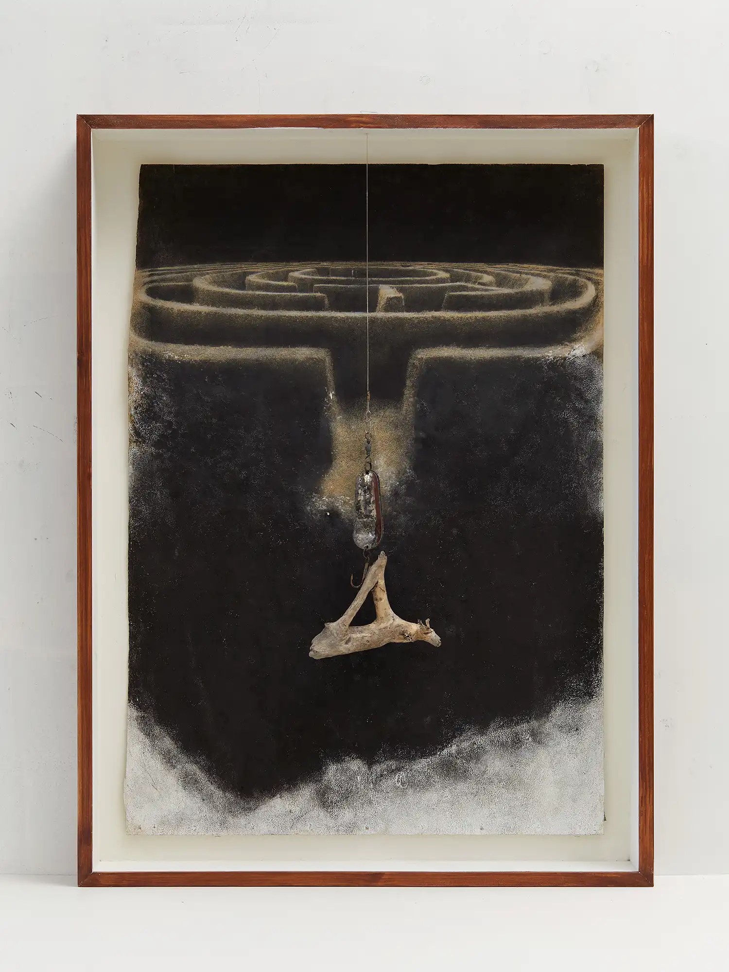 Kasten mit Pastellzeichnung in Labyrinthform und hözernem Fundstück