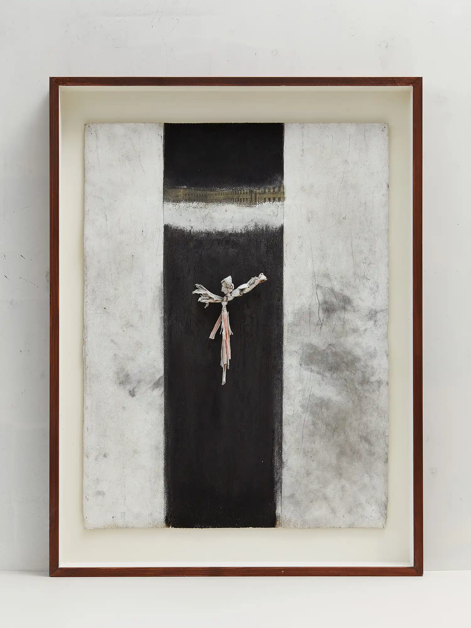 Kasten mit Pastellzeichnung, Dispersionsfarbe und Fundstück