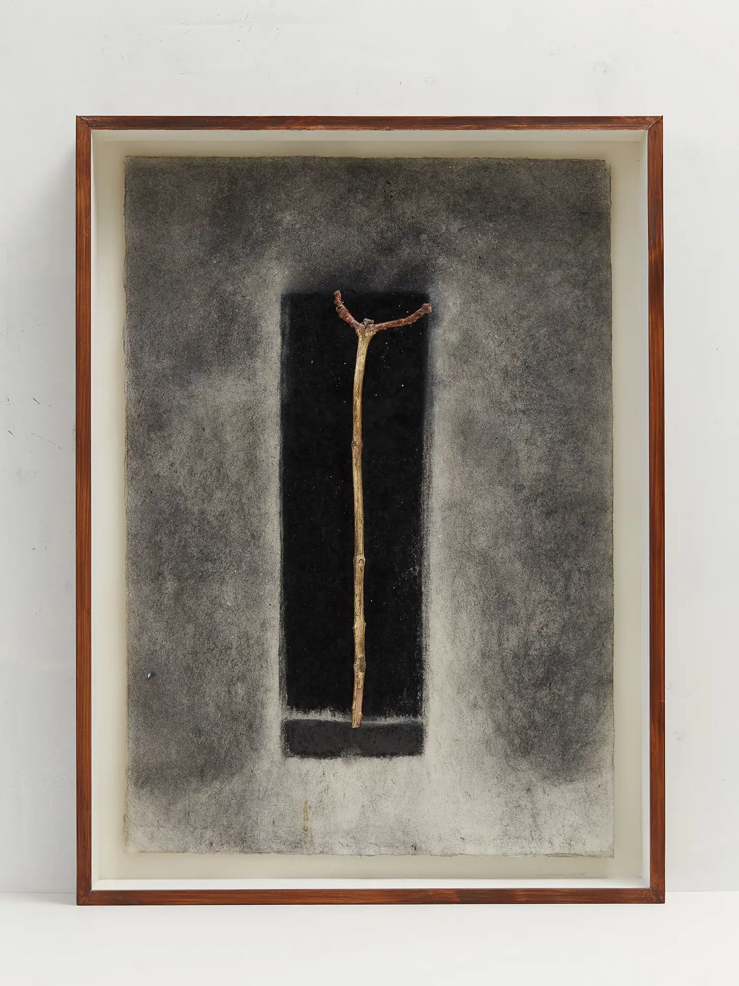 Kasten mit Pastellzeichnung und einem länglichen Holz-Fundstück